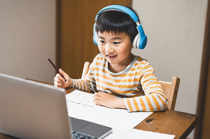 Cha mẹ có nên cho con học tiếng Anh 1 kèm 1 tại nhà?