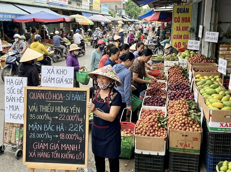 Dư thừa hàng hóa và giá thay đổi khi cung vượt nhu cầu thị trường