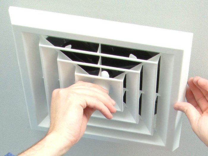 So sánh miệng gió khuếch tán và miệng gió hướng dòng trong sản xuất