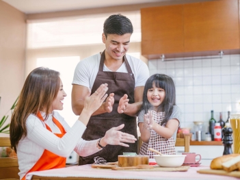 Gia đình hạnh phúc là gì? Bí quyết tạo bầu không khí yêu thương - Nông Thôn ngày nay