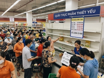 Thiếu hụt hàng hóa và giá thị trường liên hệ thế nào?
