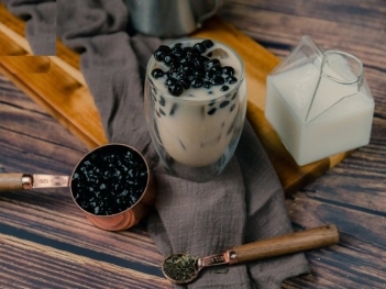 Lỡ uống trà sữa hư có sao không? Các triệu chứng cần lưu ý - Nông Thôn ngày nay